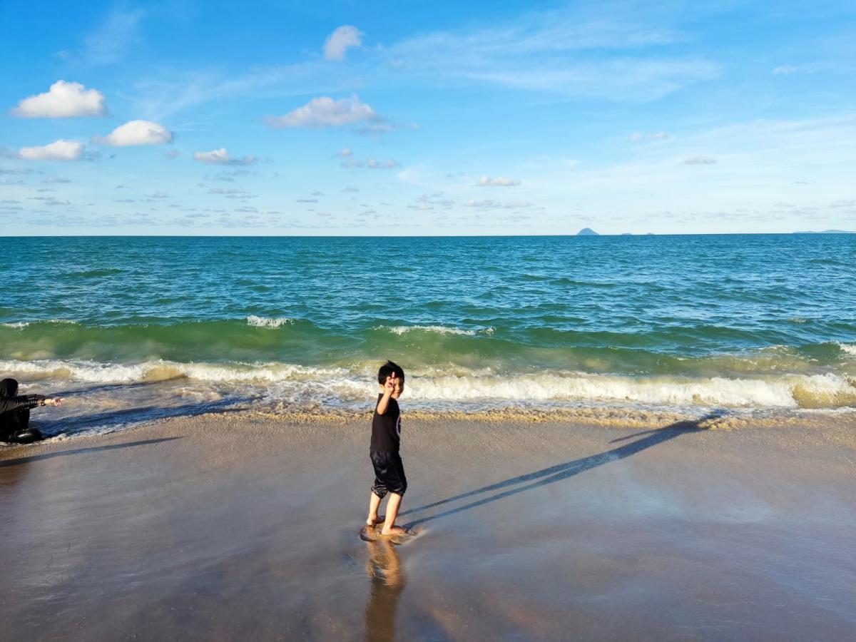 Ayuni Homestay Kuala Besut Terengganu Ngoại thất bức ảnh